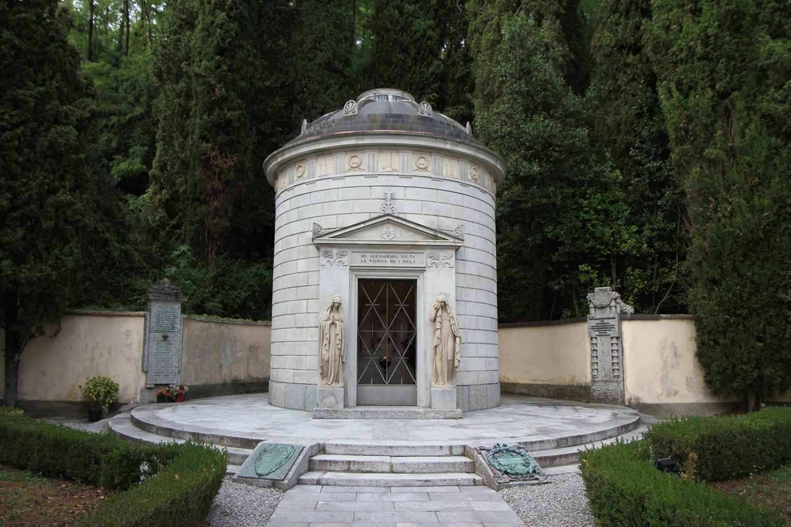 Alessandro%20Volta%27s%20tomb%2C%20Camnago%20-%2003.JPG